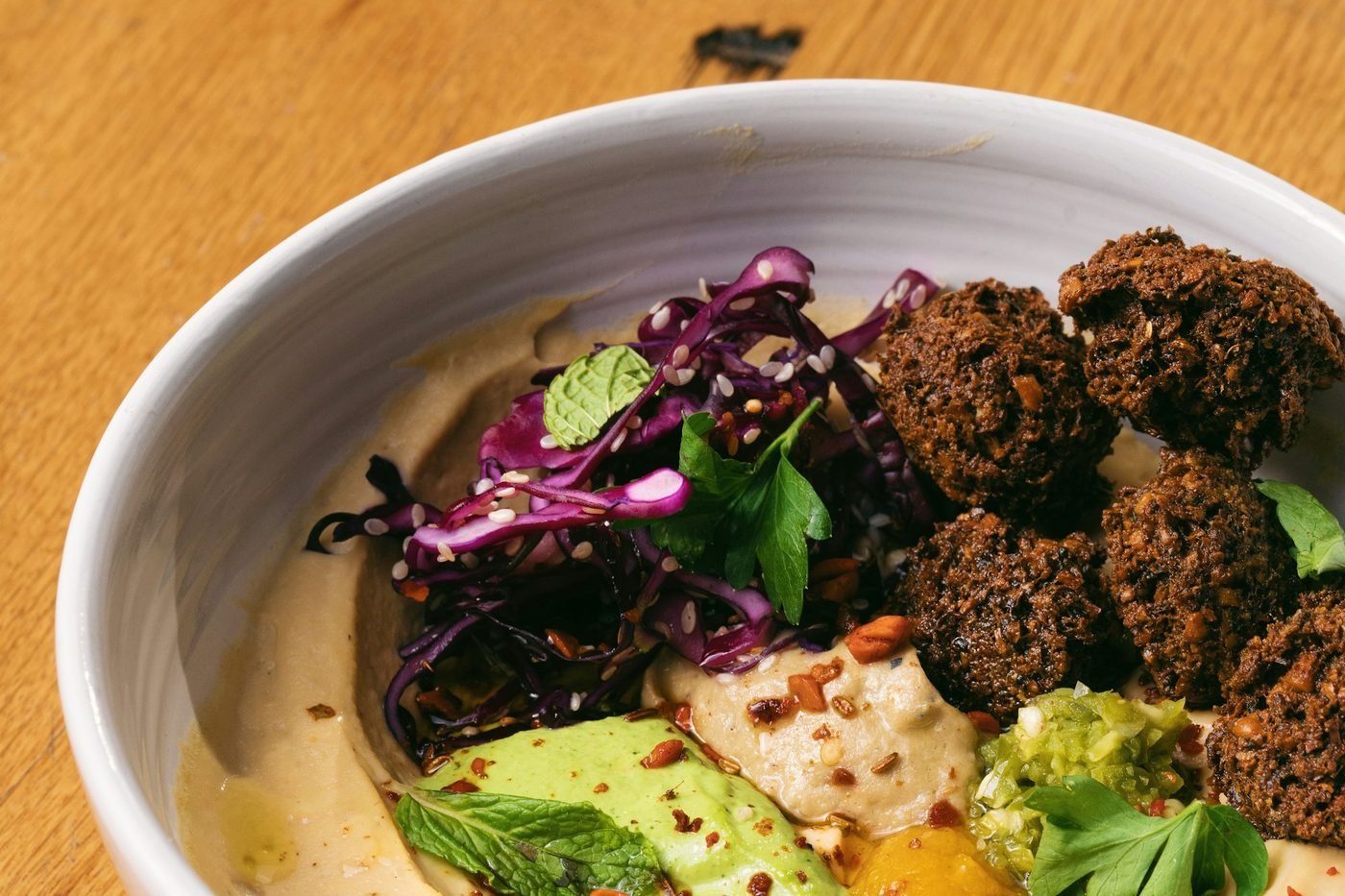 Bol de hummus i falàfel amb verdures