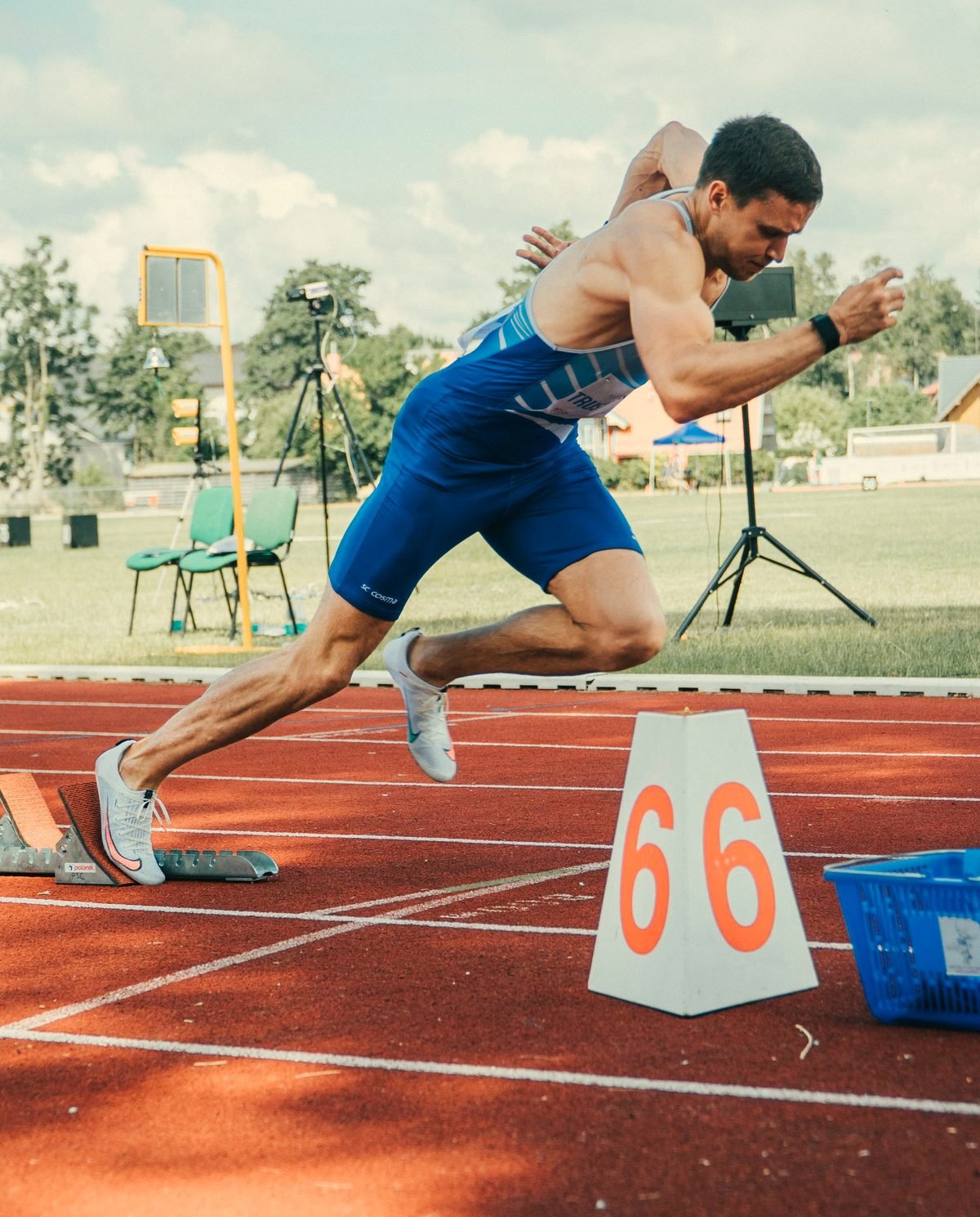 Atleta sortint dels blocs de sortida en una pista d'atletisme