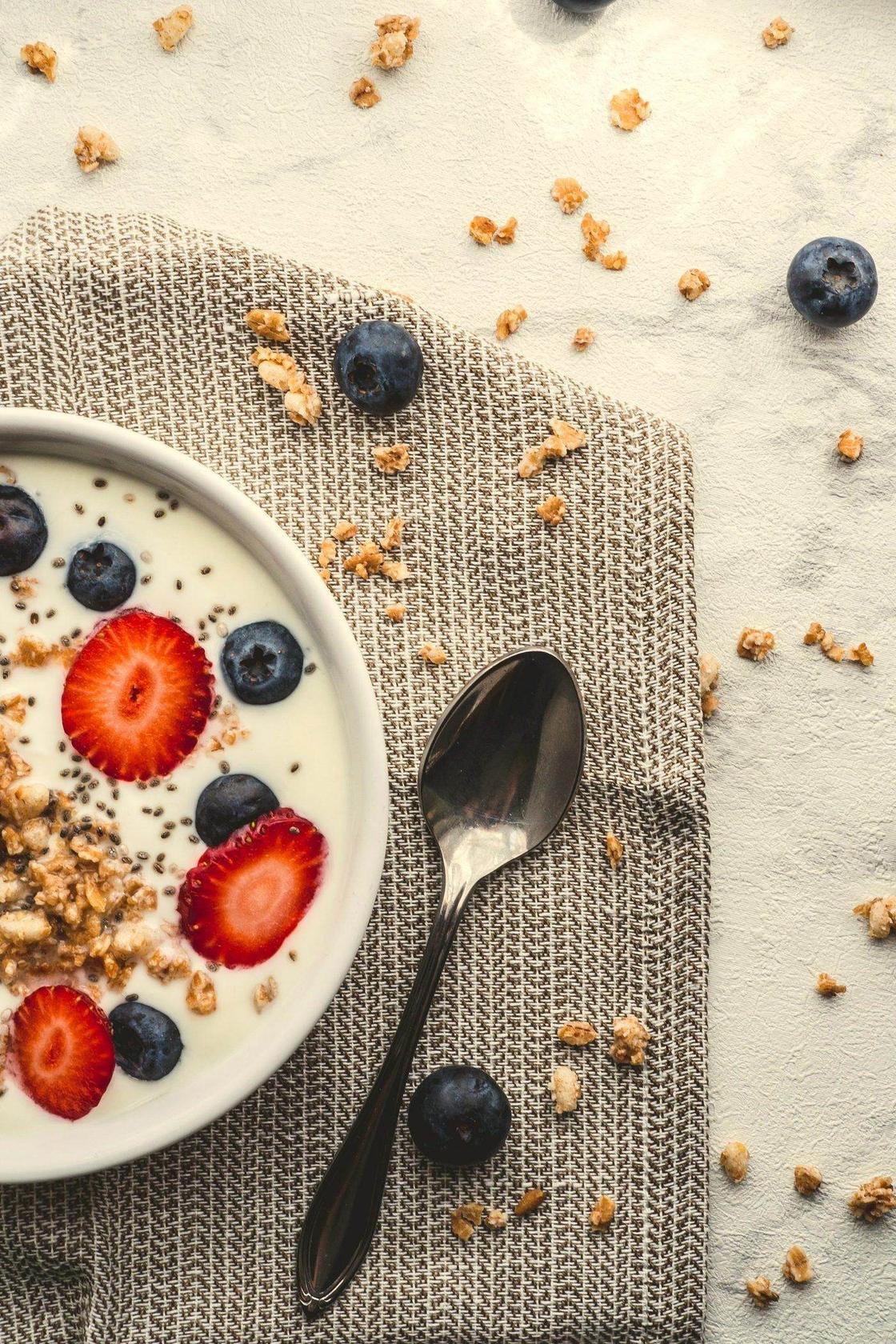 Bol de iogurt amb granola i fruits vermells